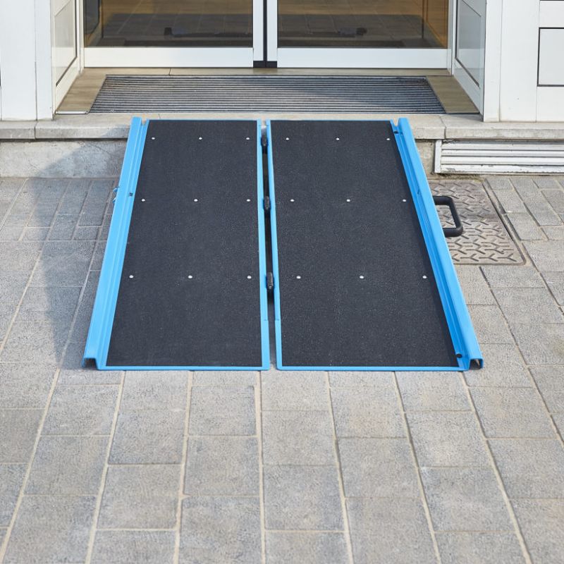 Rampe d'accès PMR pliable en aluminium
